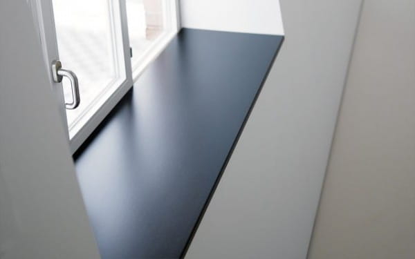 WERZALIT - compact Fensterbank schwarz, verbaut in Loft